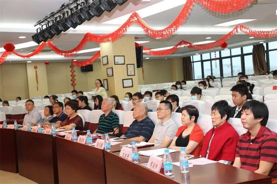 急死了，我是13岁女生，我现在一个人在家突然肚子好疼，疼得要受不了了？游戏画面